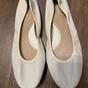 Hush Puppies Women's Cream Ballet Flats
